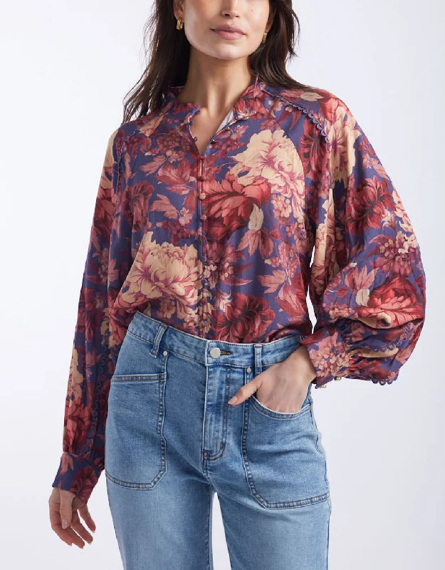 Plus size high - low hem dress for a modern and stylish touchBerry Kiss Blouse - Floral Plus size high - low hem dress for a modern and stylish touchBerry Kiss Blouse - Floral