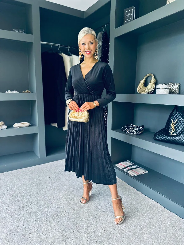 Off - the - Shoulder Women Dress for a Romantic and Feminine LookRiadh Pleated Velvet Dress Black Off - the - Shoulder Women Dress for a Romantic and Feminine LookRiadh Pleated Velvet Dress Black