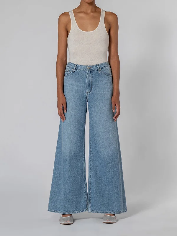 Distressed women jeans for a trendy and edgy lookCarly Jean Soft Indigo