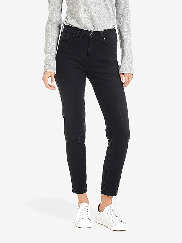 Cargo women jeans with multiple pockets for added functionalityMom Allen Jeans