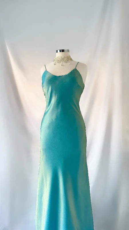Sleeveless Women Dress in Bright Colors for Summer PartiesTURQUOISE BAY IRIDESCENT BACKLESS DRESS Sleeveless Women Dress in Bright Colors for Summer PartiesTURQUOISE BAY IRIDESCENT BACKLESS DRESS