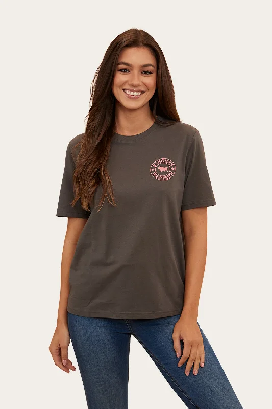Pocketed Women T Shirt for Added FunctionalitySignature Bull Womens Loose Fit T-Shirt - Vintage Black/Strawberry Pocketed Women T Shirt for Added FunctionalitySignature Bull Womens Loose Fit T-Shirt - Vintage Black/Strawberry